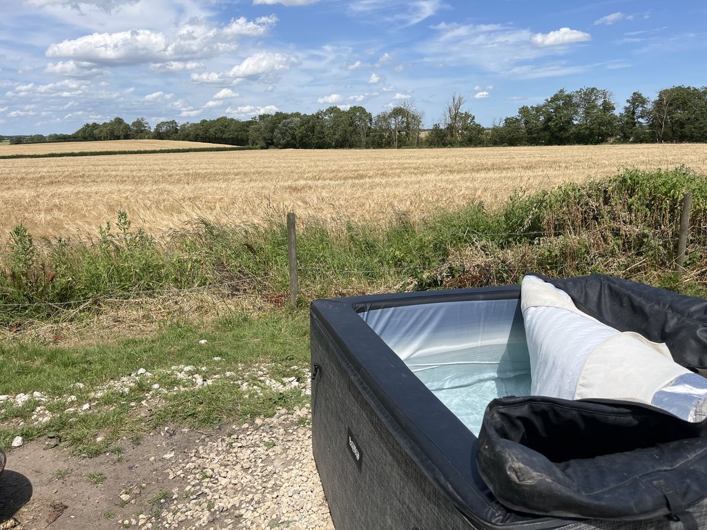 D1 hottub — 8.4/10 Guest Ready