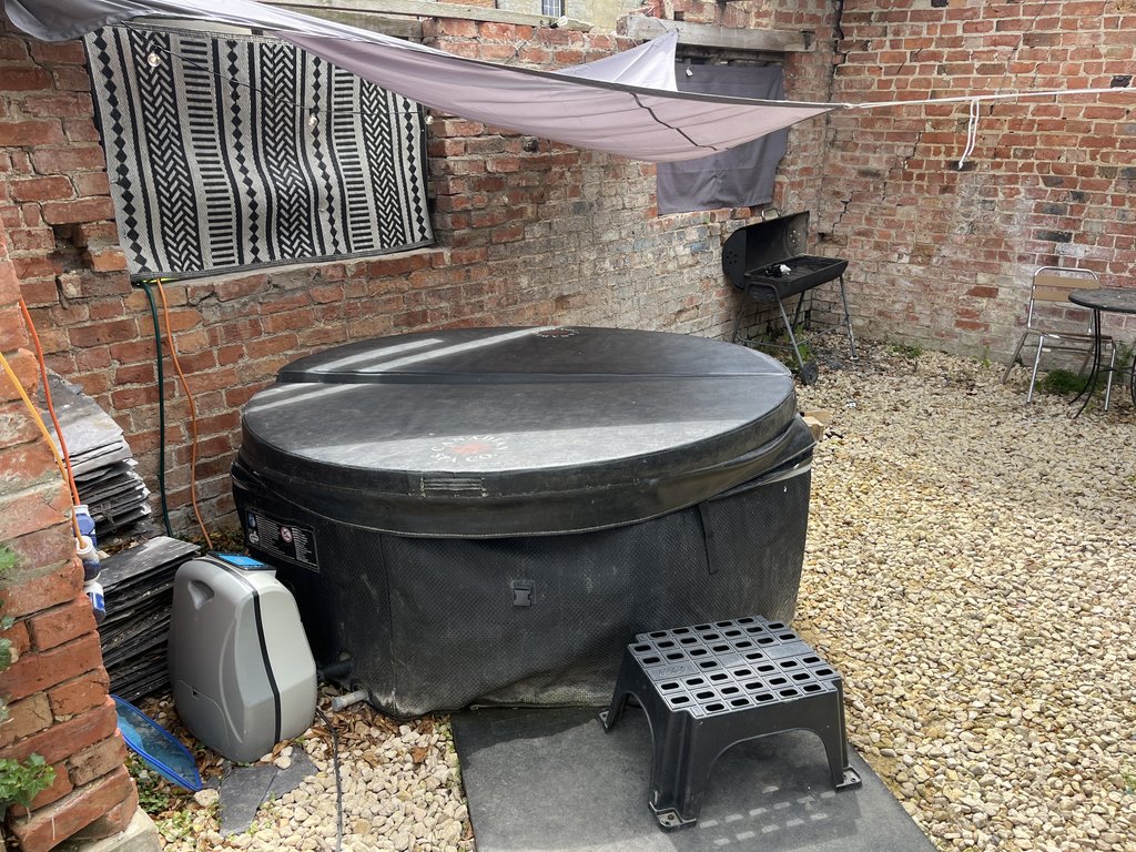 D1 hottub — 7.0/10 Guest Ready
