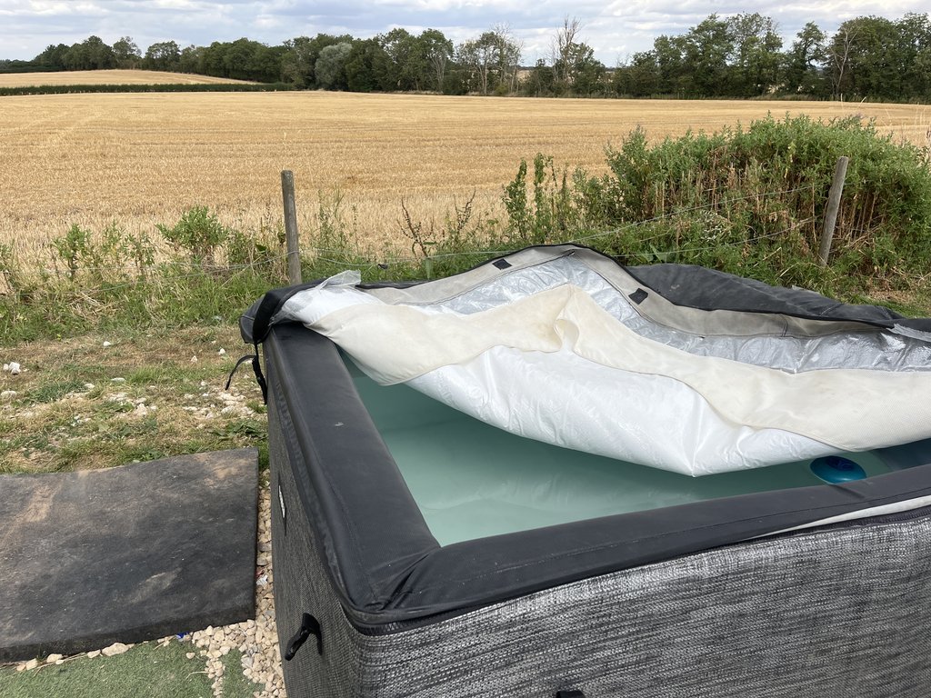 D1 hottub — 8.0/10 Guest Ready