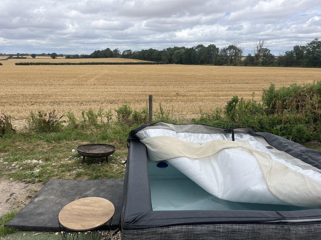 D1 hottub — 7.5/10 Guest Ready