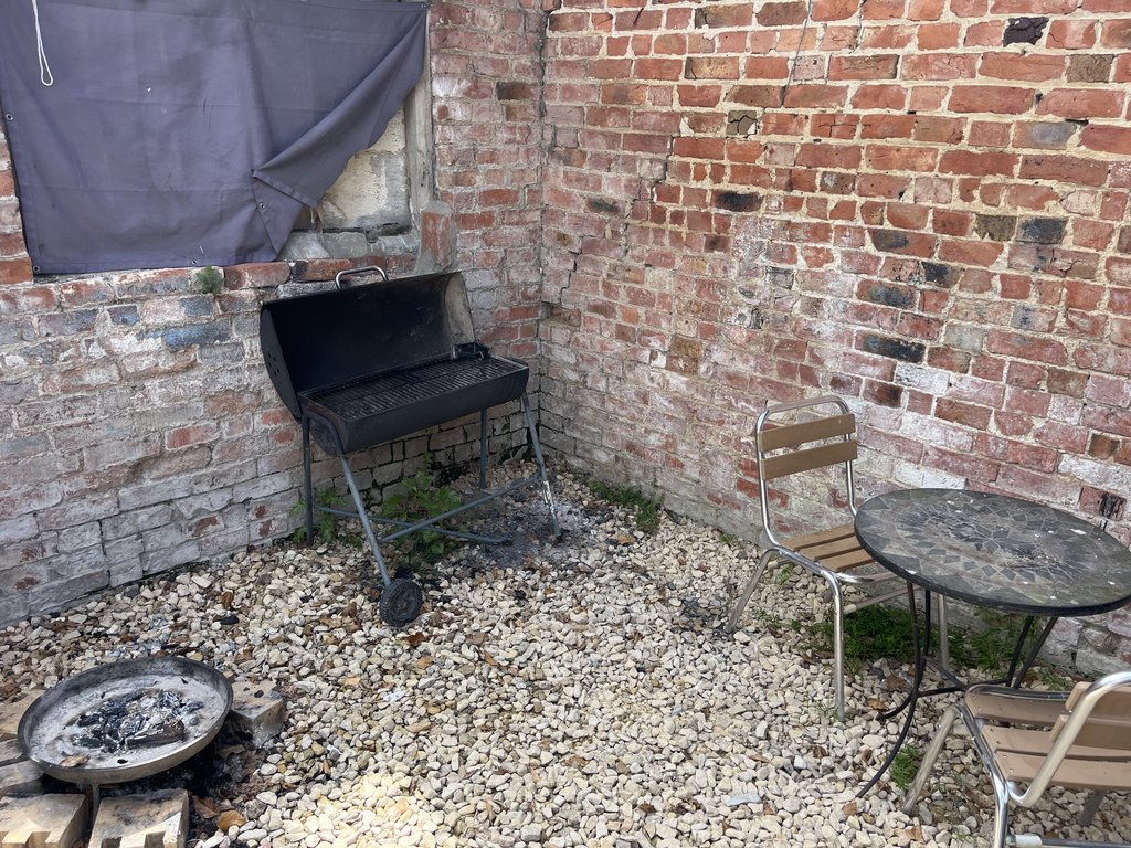 D2 bbq — 8.0/10 Guest Ready