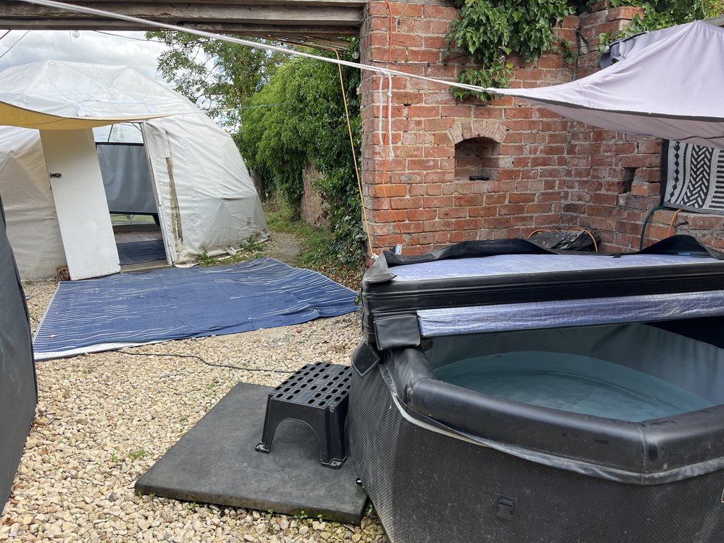 D2 hottub — 8.0/10 Guest Ready