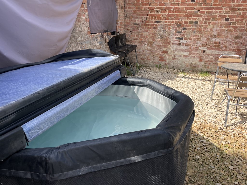D2 hottub — 8.0/10 Guest Ready
