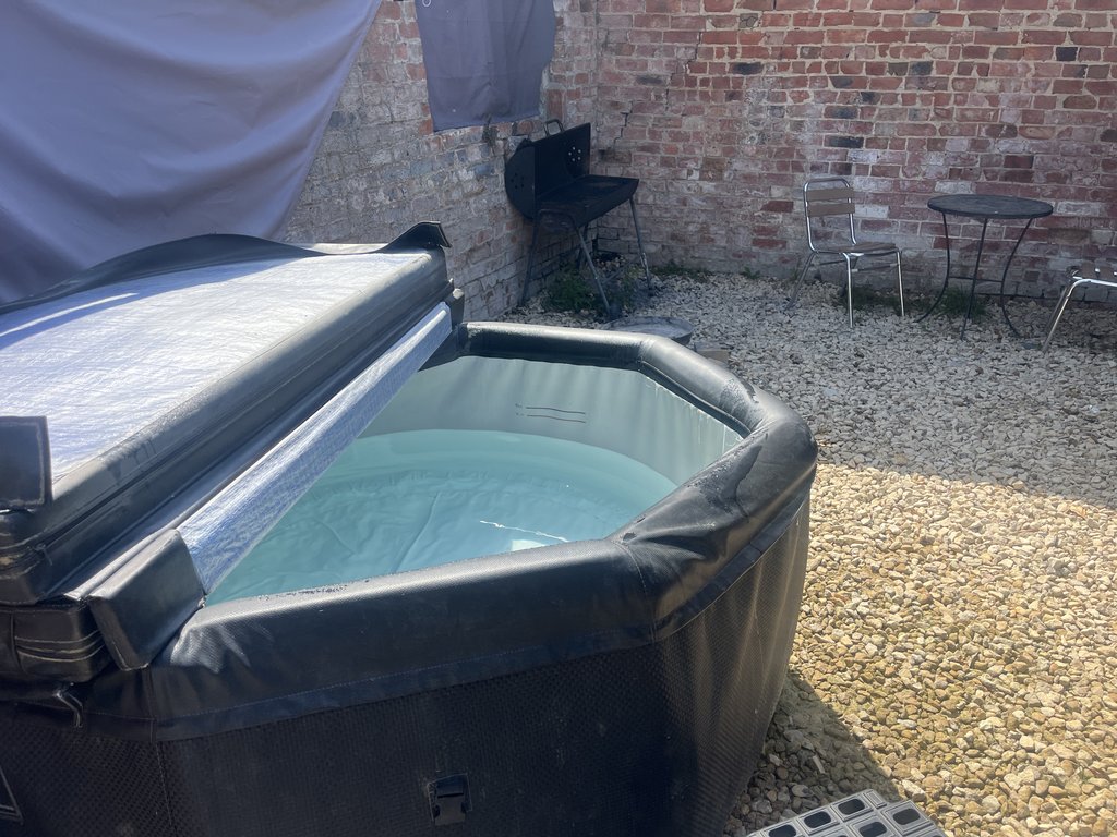 D2 hottub — 8.0/10 Guest Ready