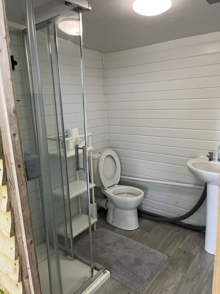 D2 toilet — 8.0/10 Guest Ready