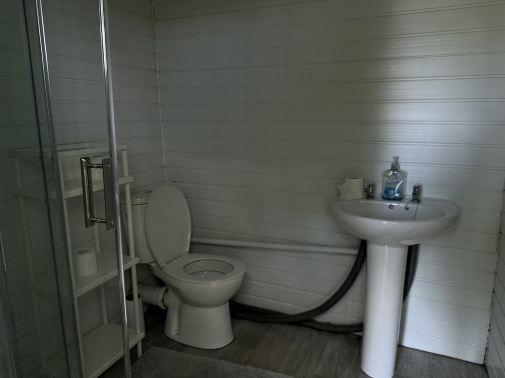D2 toilet — 8.0/10 Guest Ready