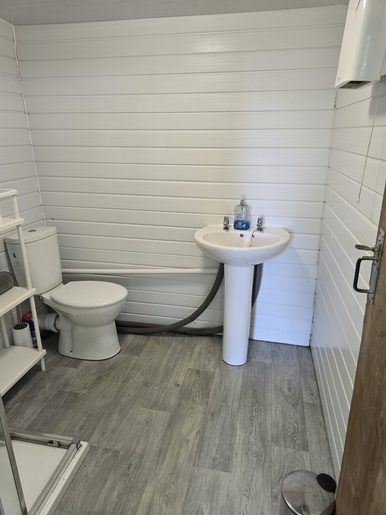 D2 toilet — 8.0/10 Guest Ready