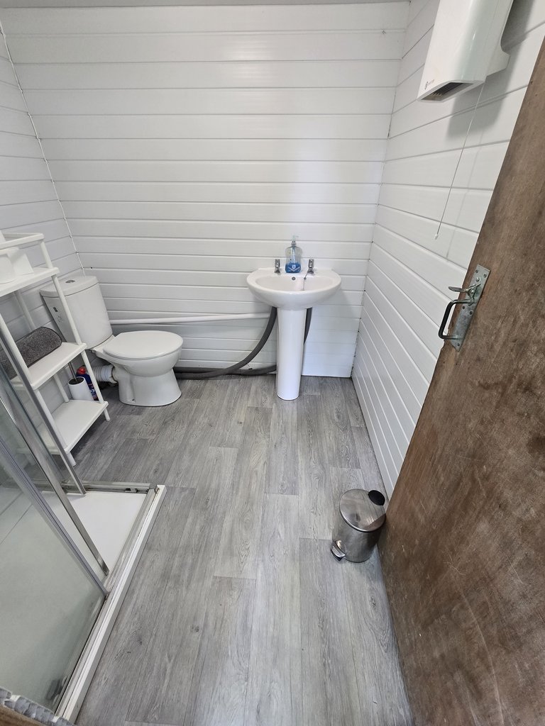 D2 toilet — 8.0/10 Guest Ready