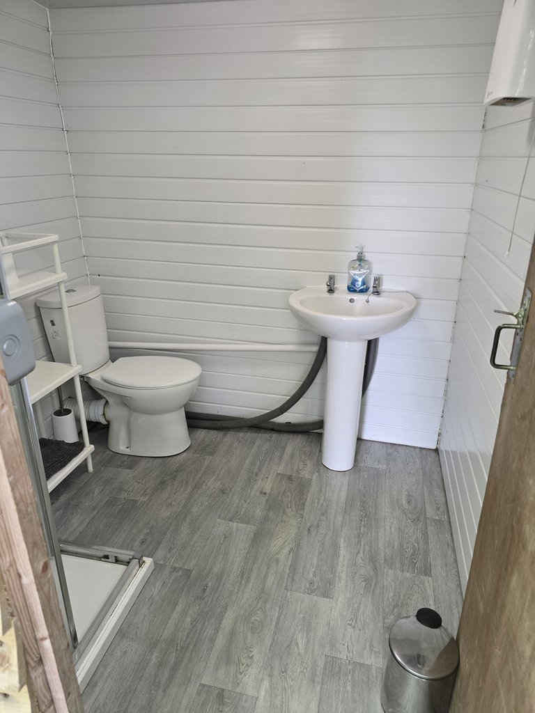 D2 toilet — 8.0/10 Guest Ready