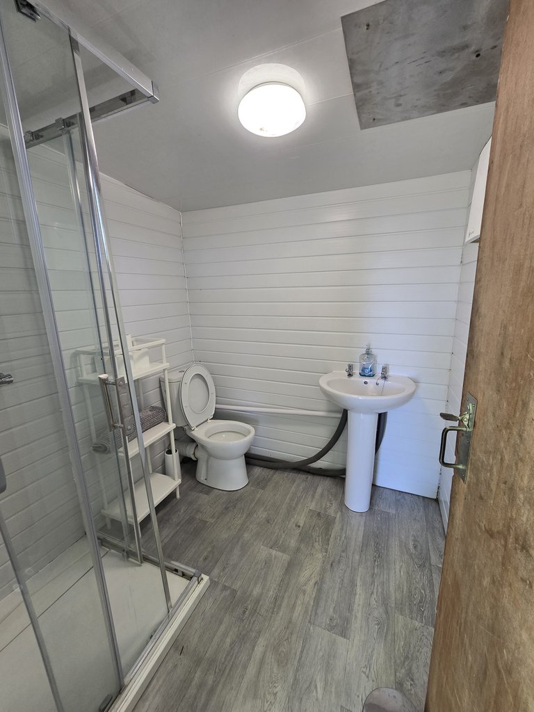 D2 toilet — 8.0/10 Guest Ready