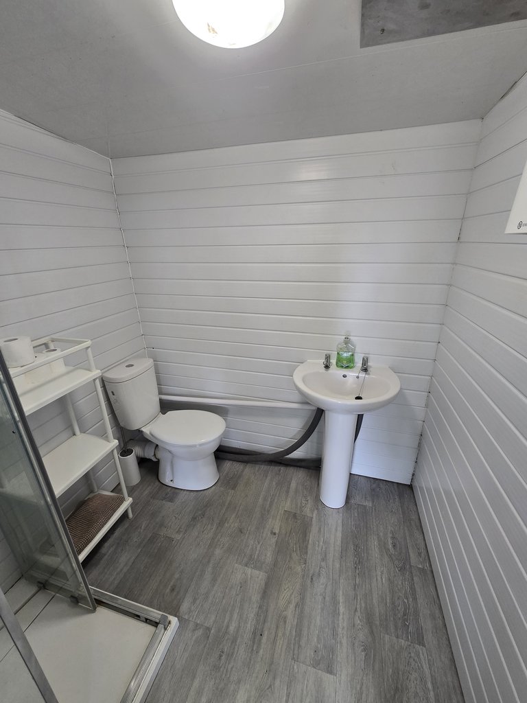 D2 toilet — 8.5/10 Guest Ready