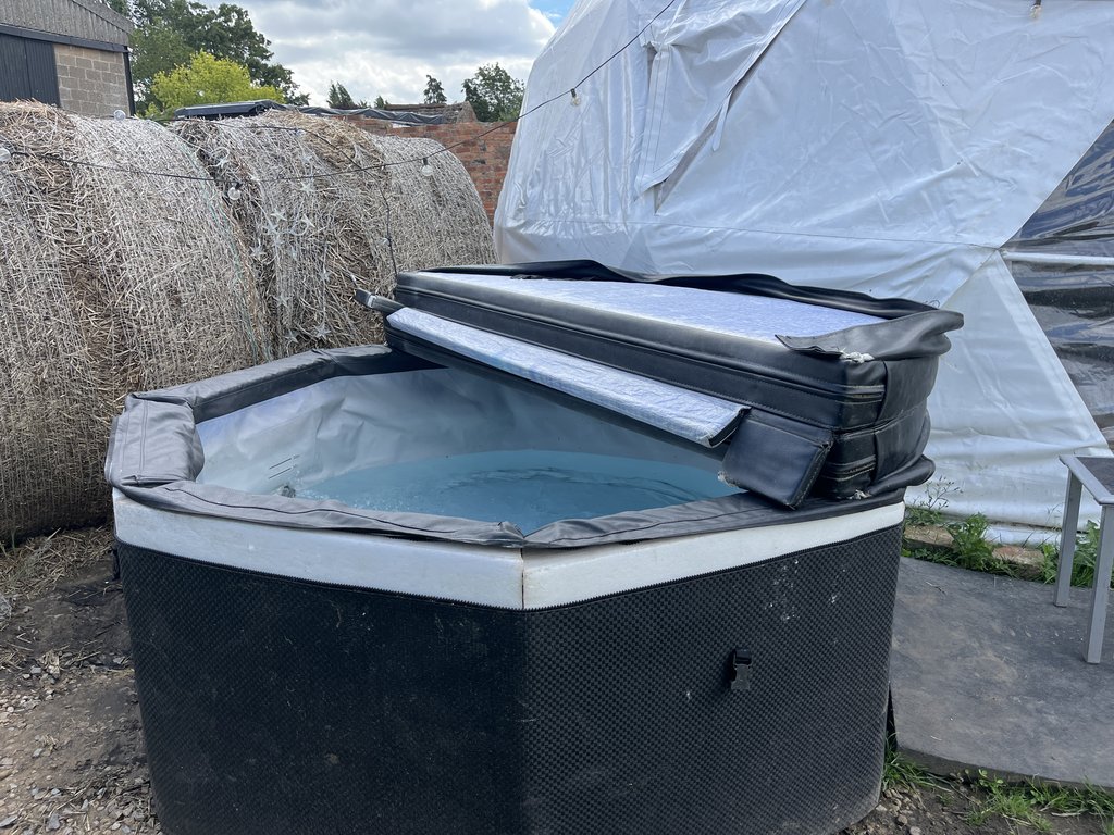 D5 hottub — 7.5/10 Guest Ready