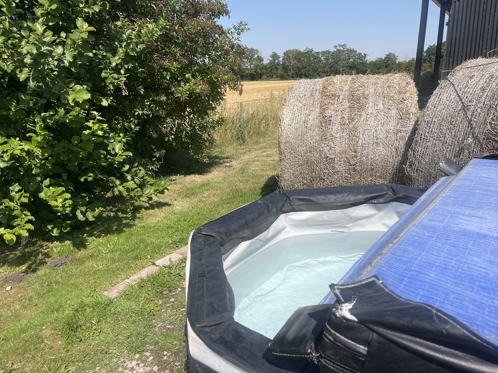 D5 hottub — 8.5/10 Guest Ready