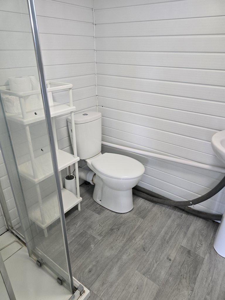 D5 toilet — 7.2/10 Guest Ready