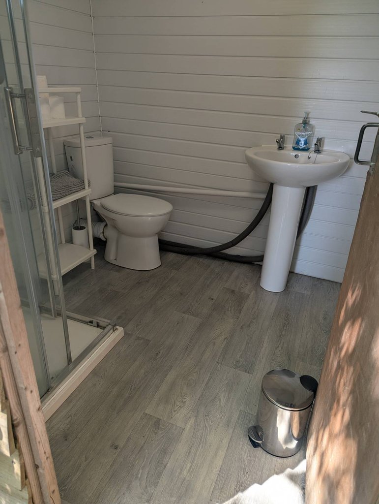 D5 toilet — 7.8/10 Guest Ready