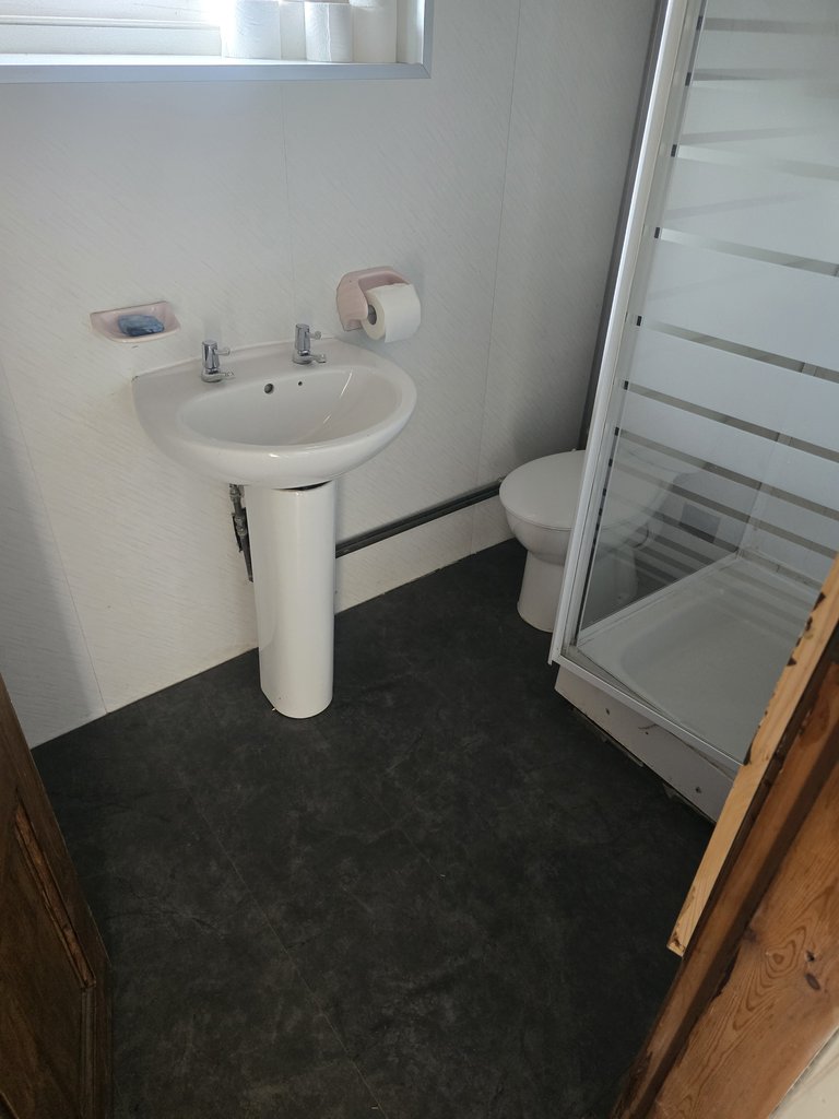 D5 toilet — 7.8/10 Guest Ready