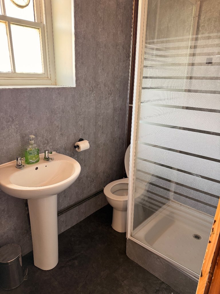 D5 toilet — 8.5/10 Guest Ready