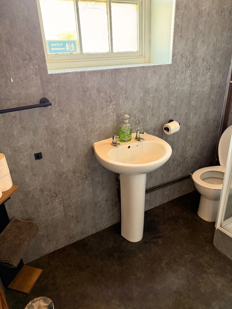 D5 toilet — 7.8/10 Guest Ready