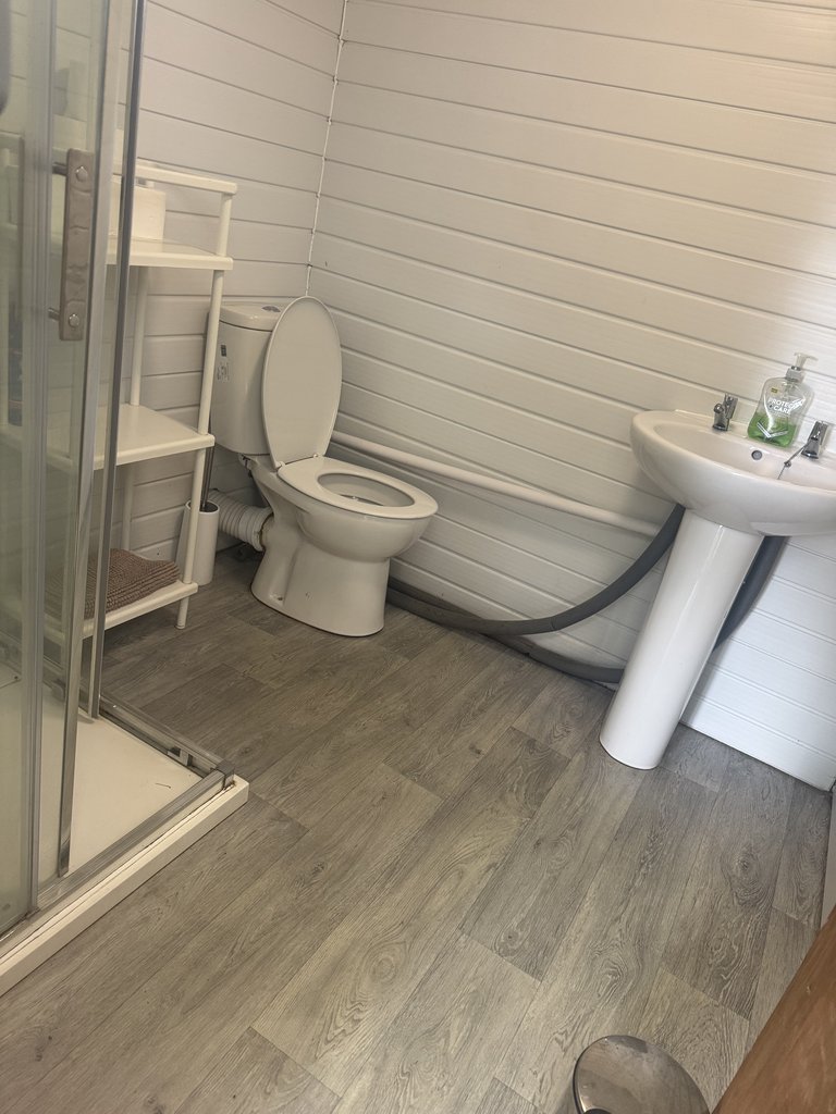D5 toilet — 7.5/10 Guest Ready