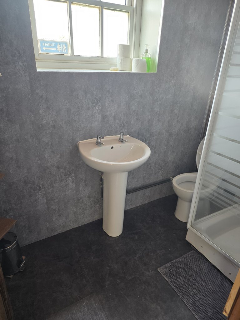 D5 toilet — 7.5/10 Guest Ready