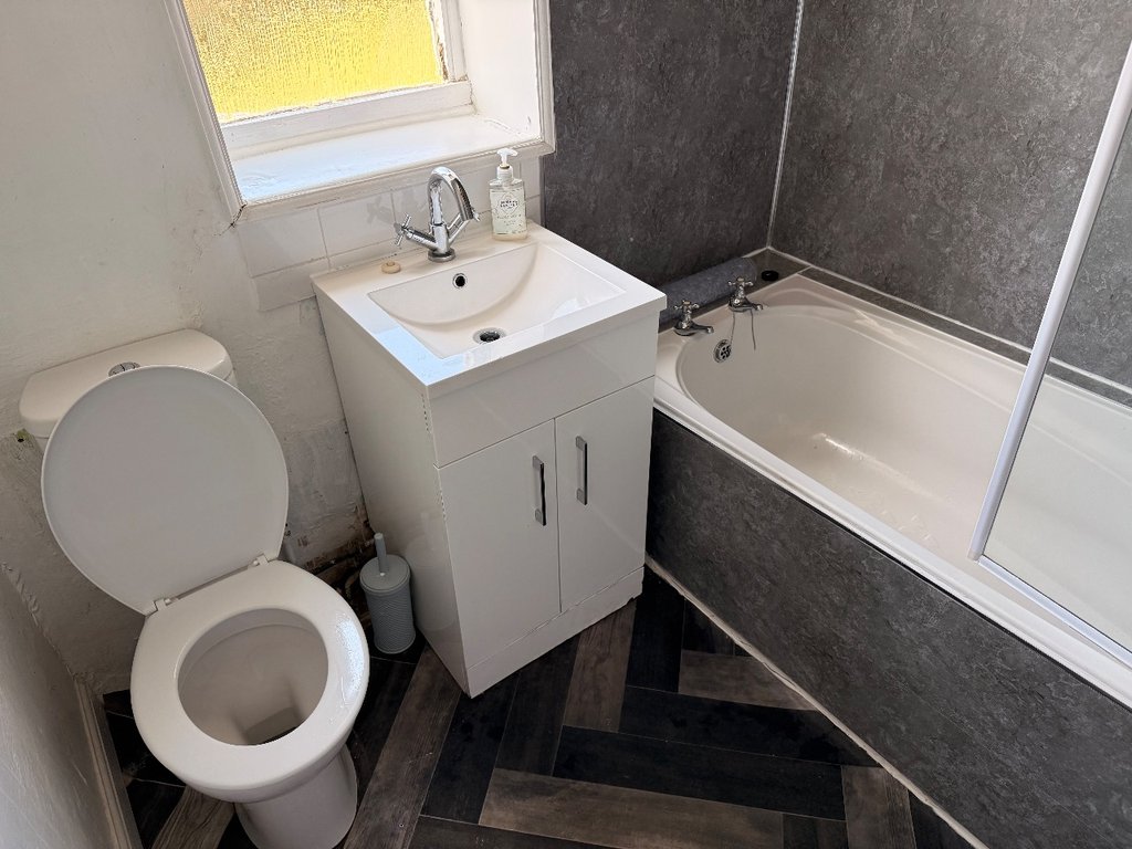 Cottage toilet — 7.5/10 Guest Ready