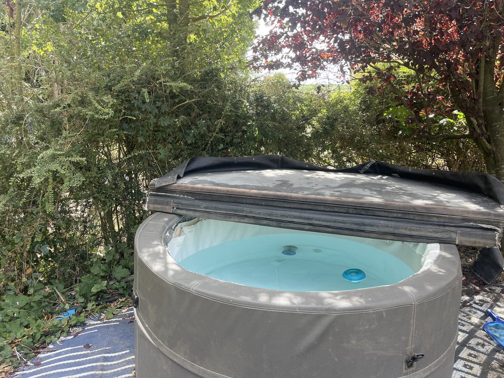 D1 hottub — 8.5/10 Guest Ready