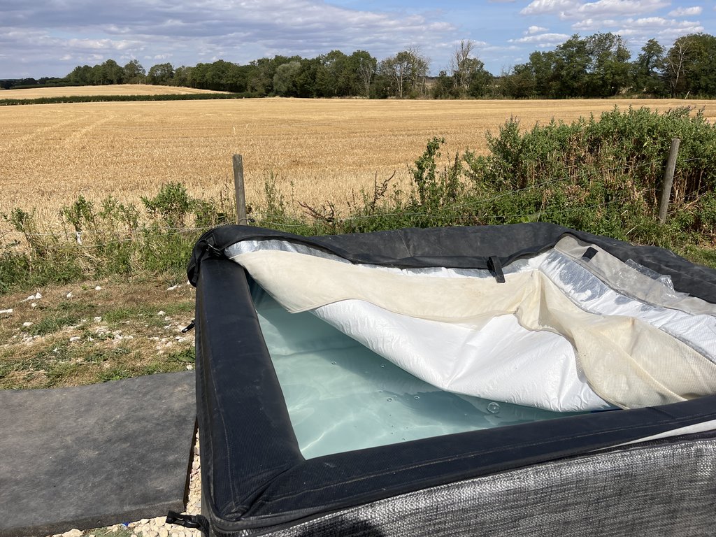 D1 hottub — 8.3/10 Guest Ready