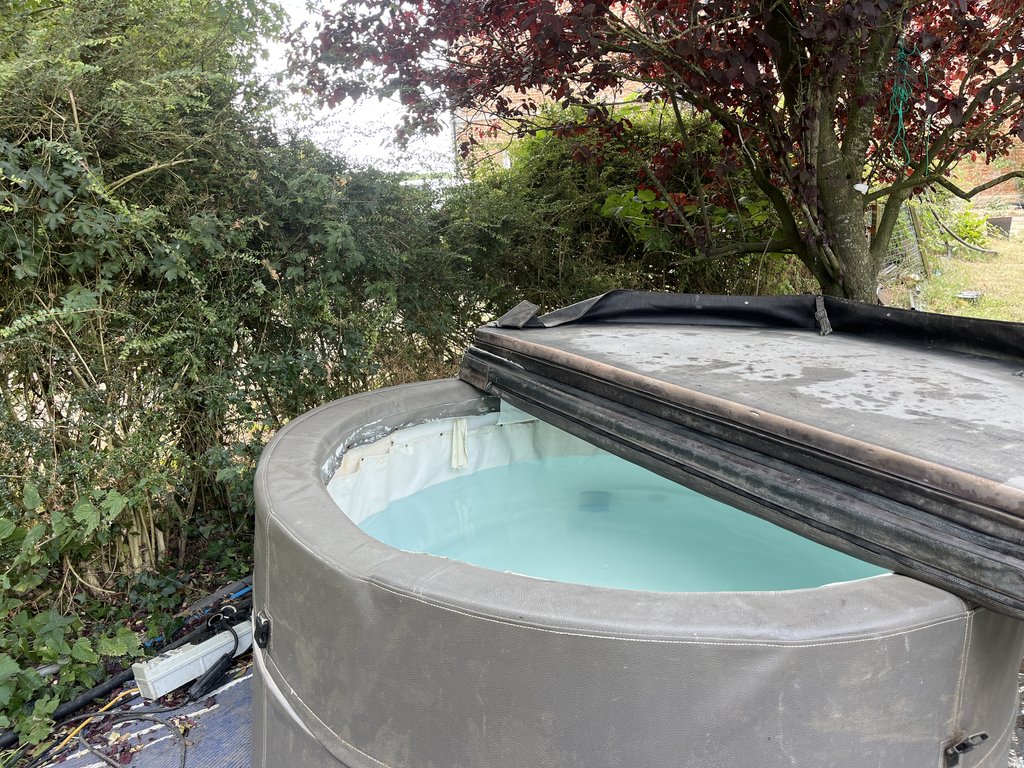 D1 hottub — 8.3/10 Guest Ready