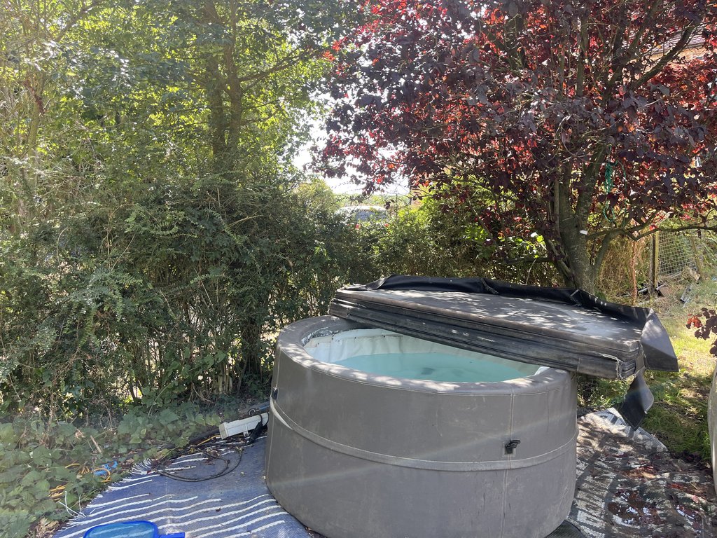 D1 hottub — 8.5/10 Guest Ready