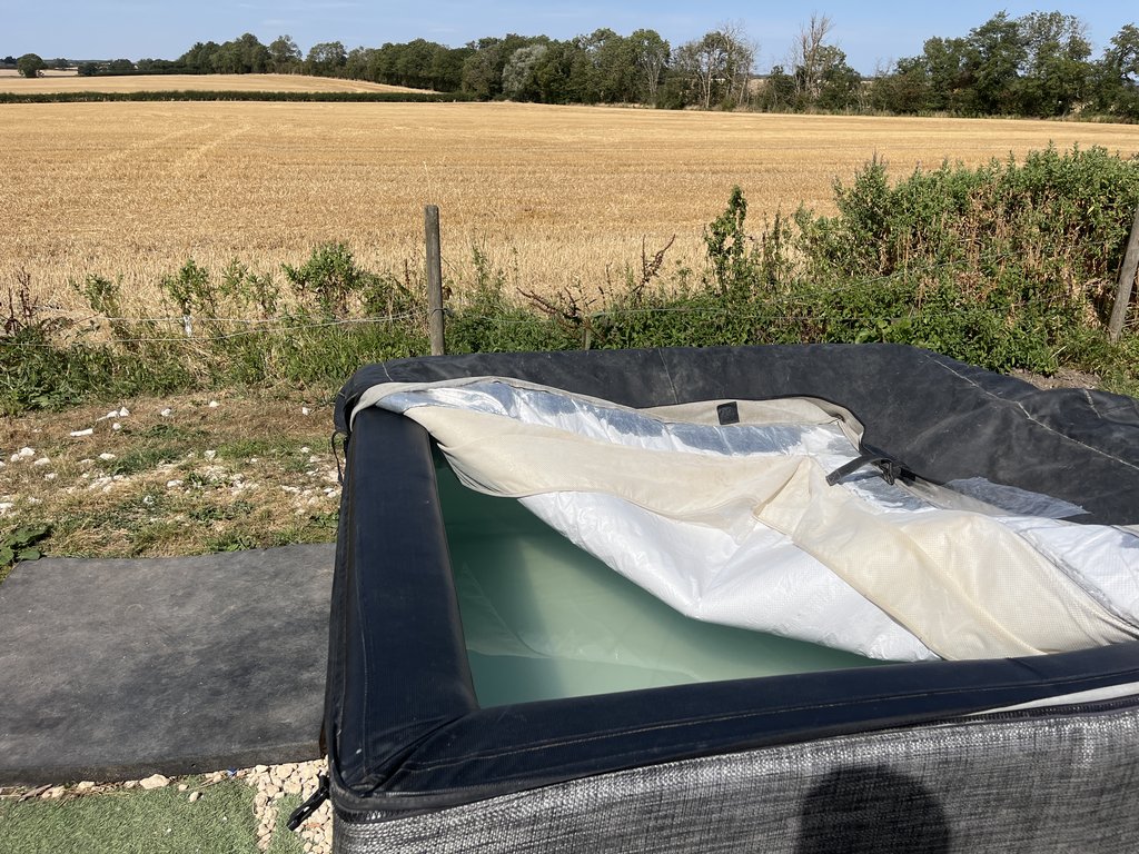 D1 hottub — 8.0/10 Guest Ready