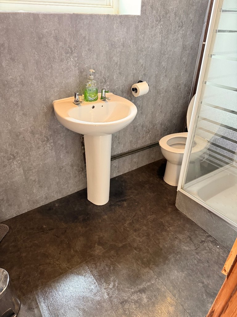 D1 toilet — 8.2/10 Guest Ready