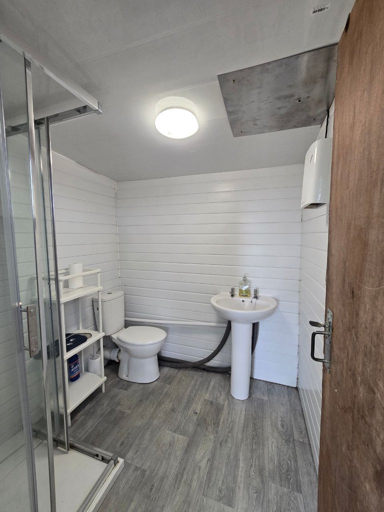 D1 toilet — 8.5/10 Guest Ready