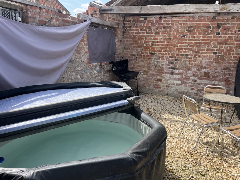 D2 hottub — 8.0/10 Guest Ready