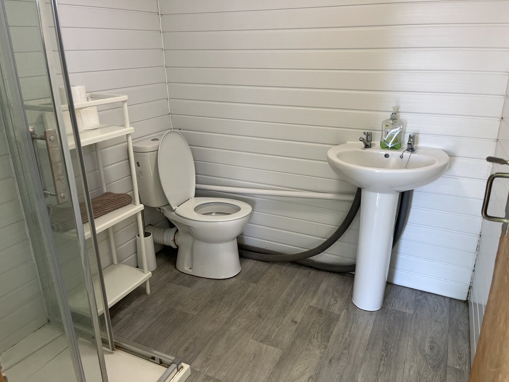D2 toilet — 8.0/10 Guest Ready