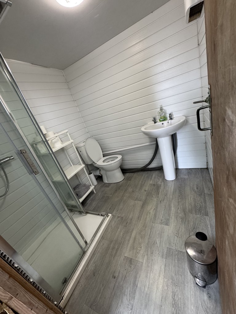 D2 toilet — 8.3/10 Guest Ready