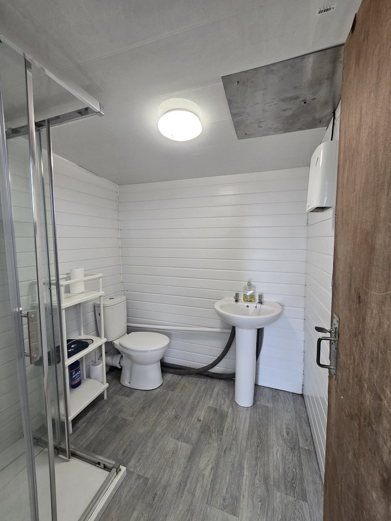 D3 toilet — 8.5/10 Guest Ready