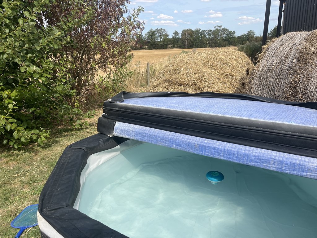 D5 hottub — 8.0/10 Guest Ready