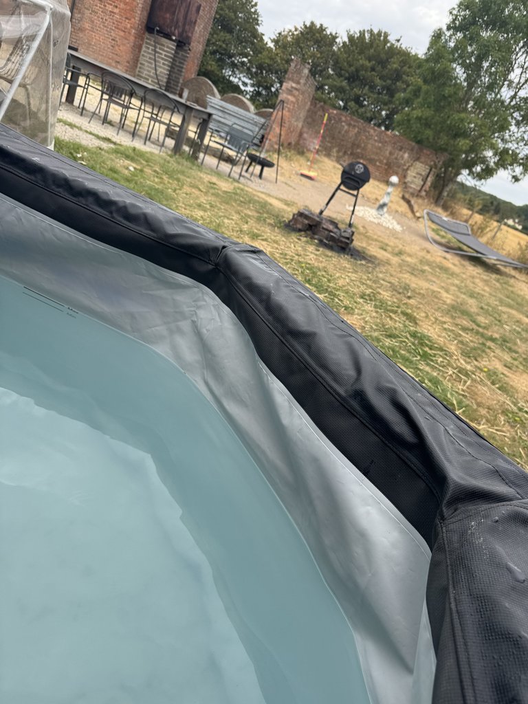 D5 hottub — 8.3/10 Guest Ready