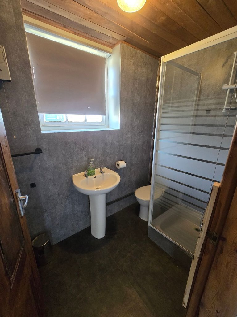 D5 toilet — 8.5/10 Guest Ready
