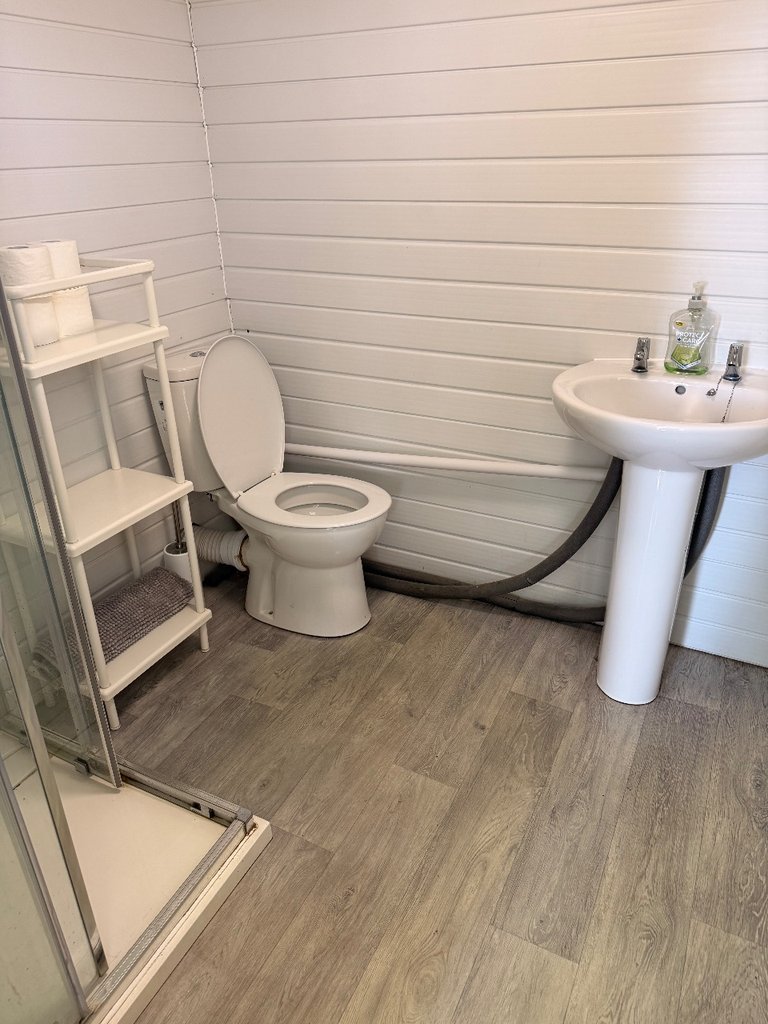 D5 toilet — 8.5/10 Guest Ready