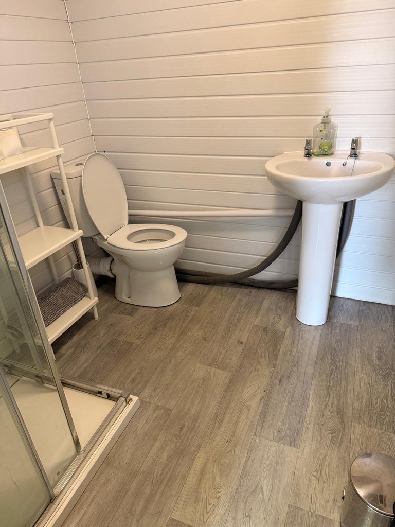D5 toilet — 7.5/10 Guest Ready