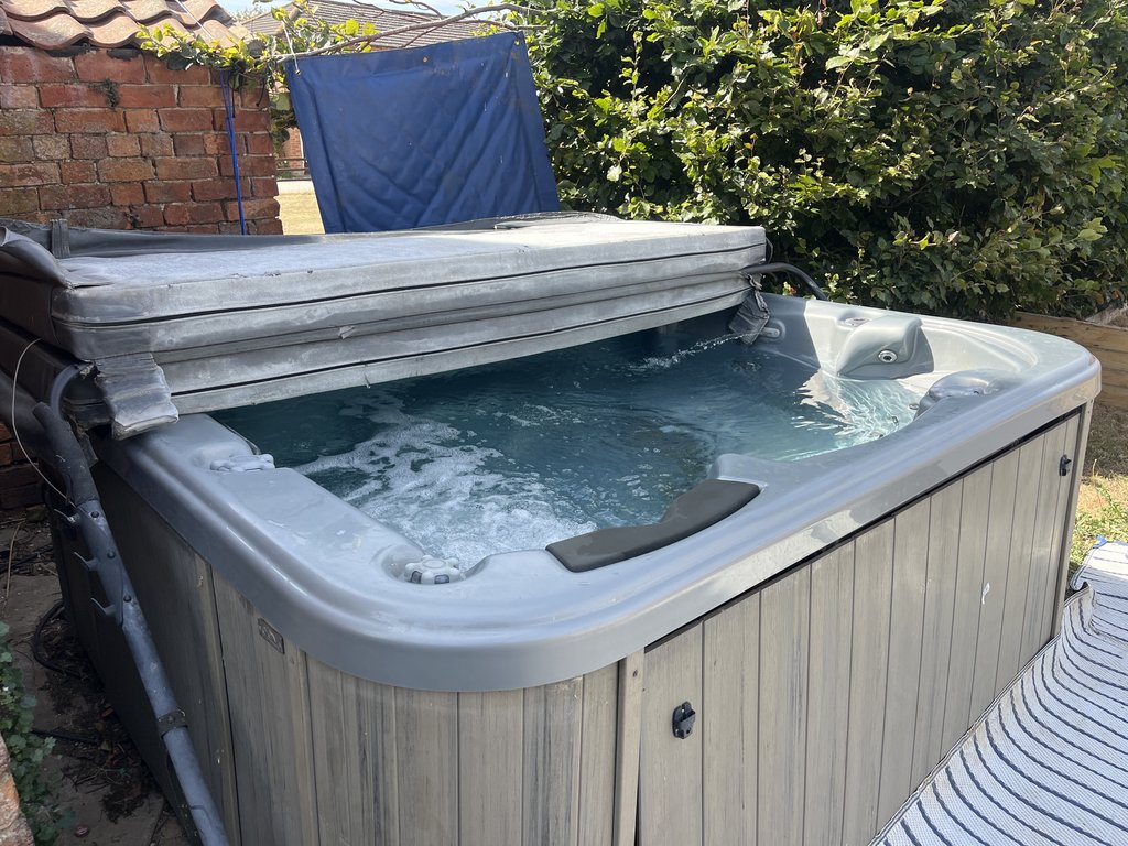 East Wing hottub — 8.0/10 Guest Ready