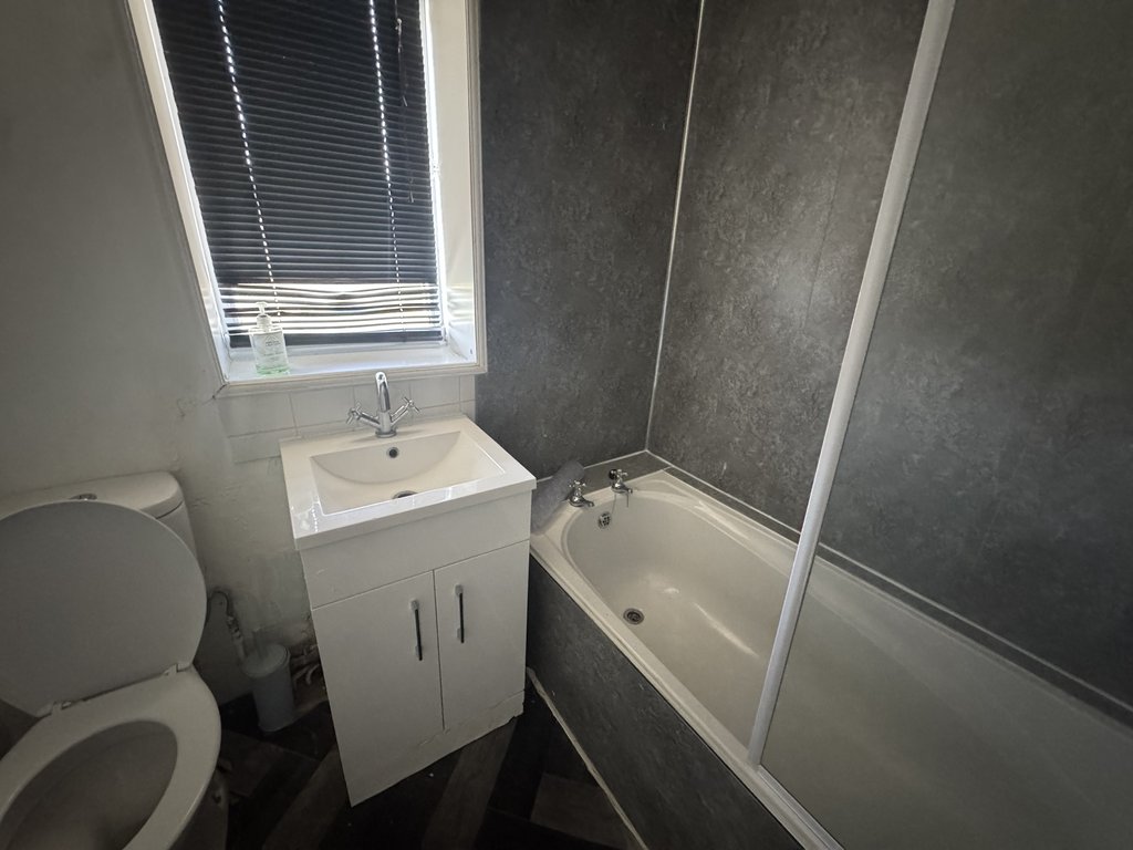Cottage toilet — 8.5/10 Guest Ready