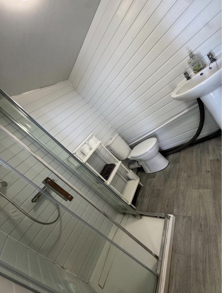 D1 toilet — 8.5/10 Guest Ready