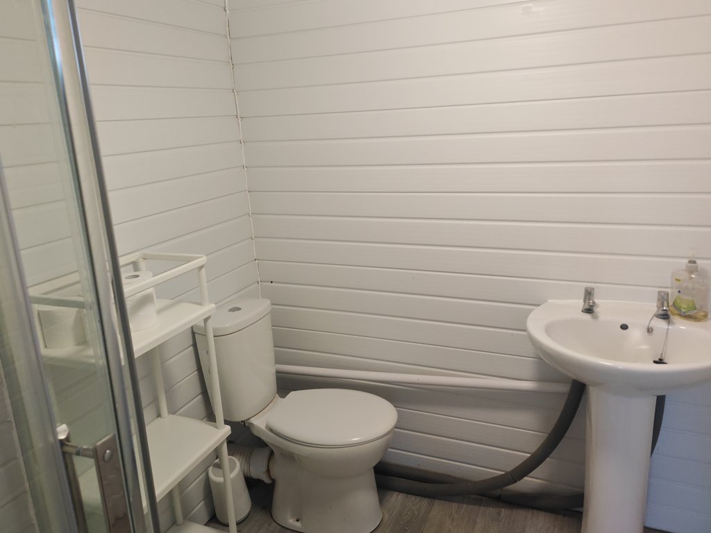 D1 toilet — 8.5/10 Guest Ready
