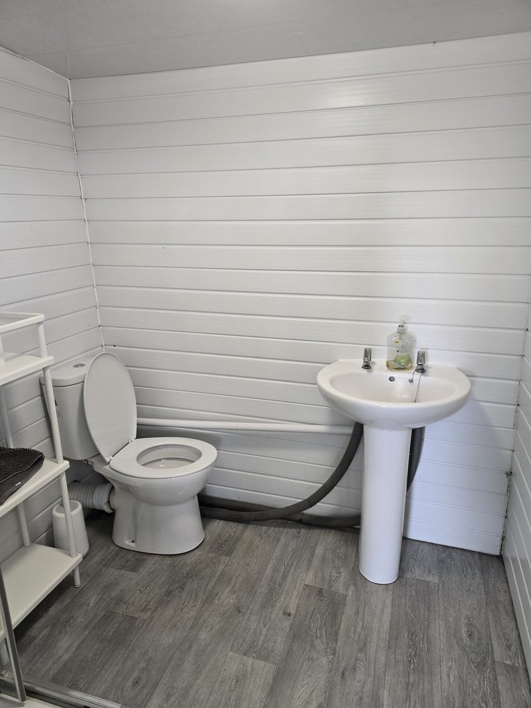 D2 toilet — 8.0/10 Guest Ready