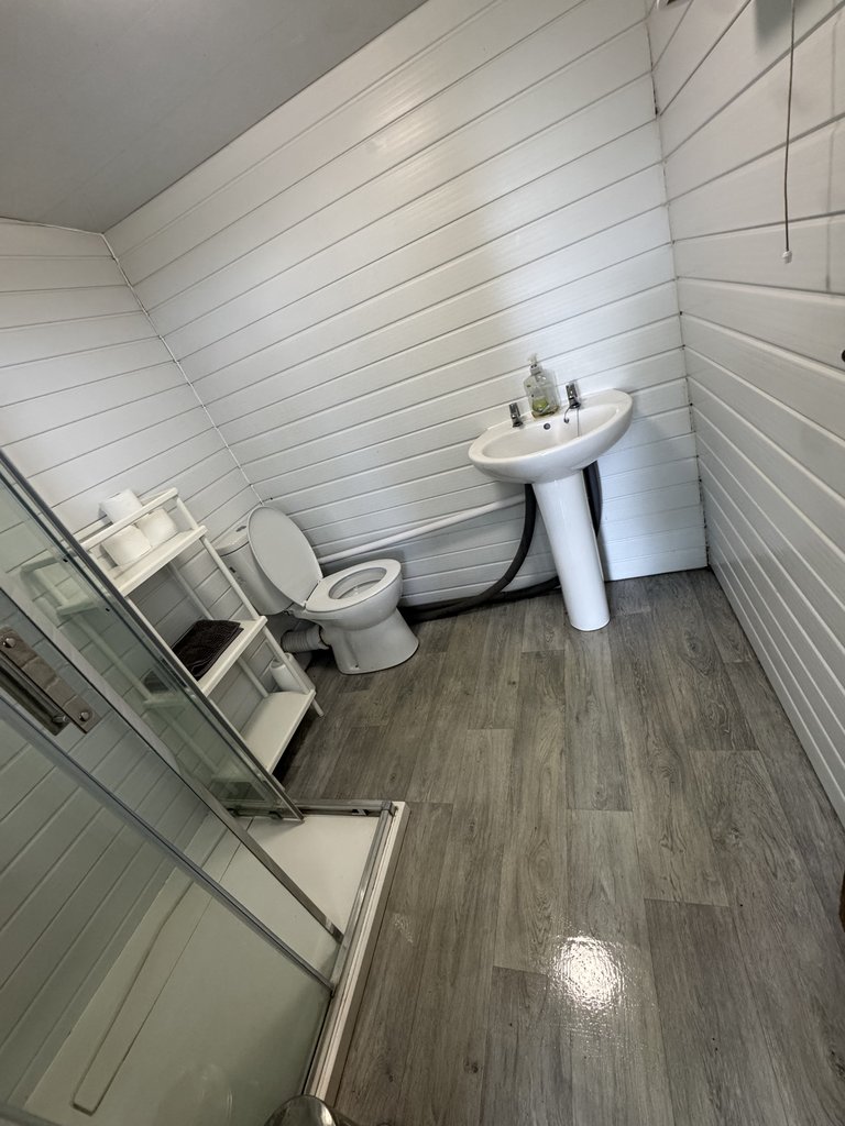 D3 toilet — 8.5/10 Guest Ready