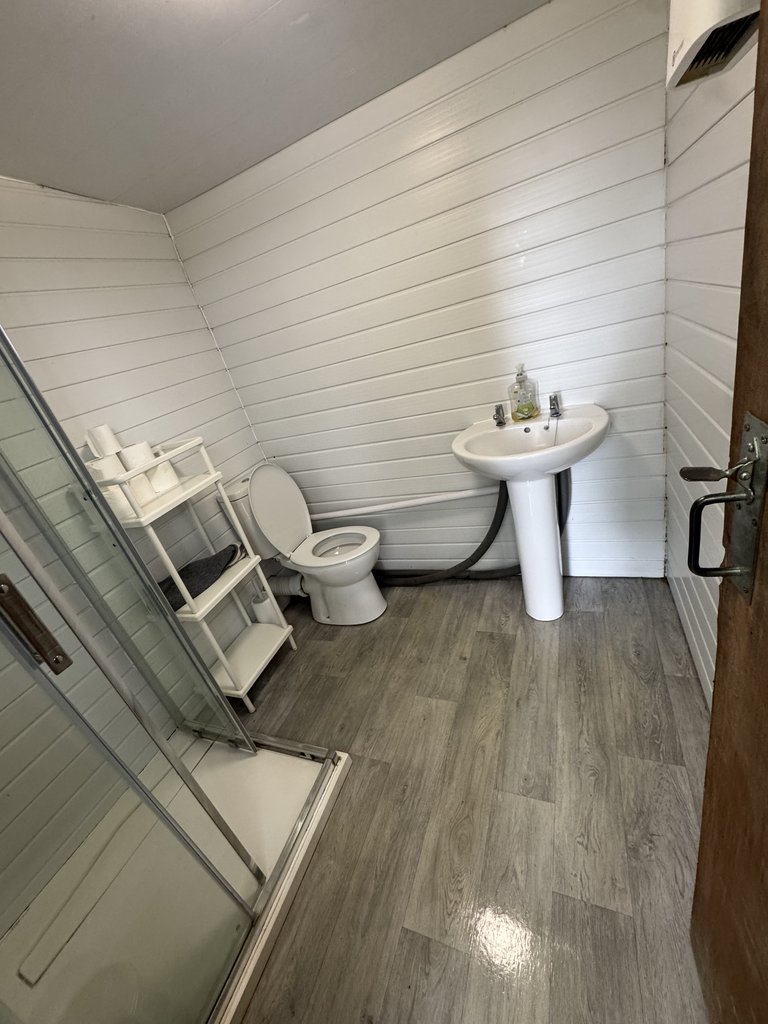 D3 toilet — 7.5/10 Guest Ready