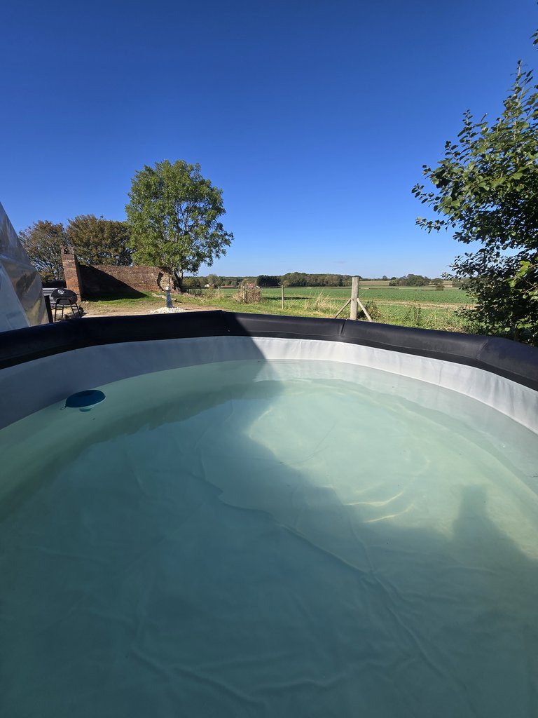 D5 hottub — 8.0/10 Guest Ready
