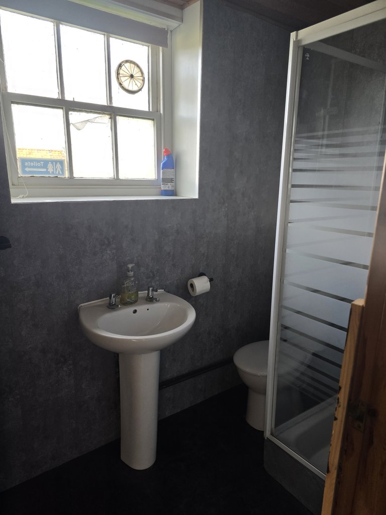 D5 toilet — 8.5/10 Guest Ready